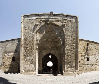 Sivas / Türkiye - 3 Ağustos 2020: Sivas Buruciye Madrasah Seljuk dönemi 1271 yılında inşa edilmiştir. Medresenin geçidi. Portal 'daki taş işçiliği Seljuk sanatı izleri taşıyor..