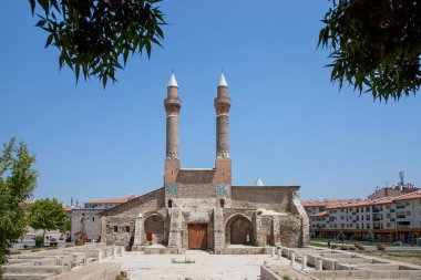 Sivas / Türkiye - 3 Ağustos 2020, Double Minaret Madrasah 1271 lhanl döneminde inşa edilmiştir. Minarelerdeki fayanslar fevkalade. Sivas, Türkiye.