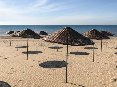 Şile Plajı'nda ahşap şemsiyeler, Türkiye