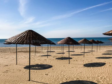 Şile Plajı'nda ahşap şemsiyeler, Türkiye
