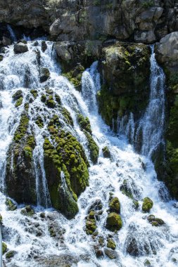 Tomara Şelalesi ve Ziyaretçiler, Ulusal Doğa Parkı, Gumushane, Siran Bölgesi, Seydibaba Köyü.