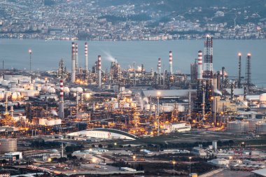 Türkiye - 27 Mayıs 2020: Tupras Izmit petrol rafinerisi. Tüpraş Türkiye 'nin en büyük petrol rafinerisi.