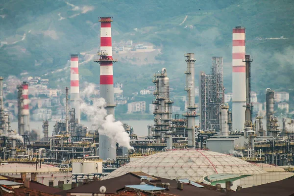 Türkiye - 30 Nisan 2019 :Tüpraş İzmit petrol rafinerisi. Tüpraş Türkiye'nin en büyük petrol rafinerisi