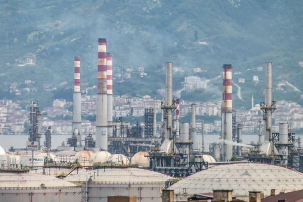 Türkiye - 30 Nisan 2019 :Tüpraş İzmit petrol rafinerisi. Tüpraş Türkiye'nin en büyük petrol rafinerisi