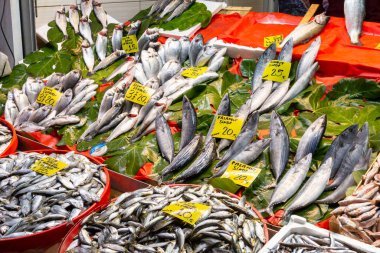 Taze balıklar pazarda satılır.