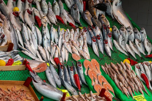 Peixes Frescos São Vendidos Balcão Mercado — Fotografia de Stock