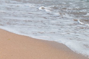 Deniz dalgaları sahile vurdu.