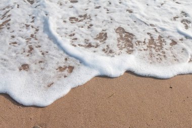 Deniz dalgaları sahile vurdu.