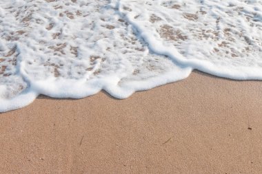 Deniz dalgaları sahile vurdu.