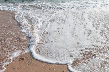 Deniz dalgaları sahile vurdu.