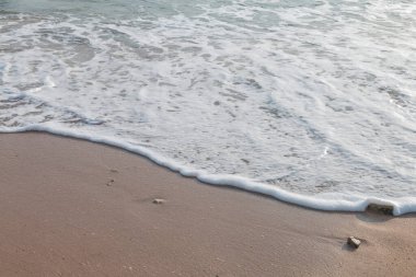 Deniz dalgaları sahile vurdu.