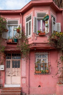 KADIRGA, İSTANBUL, TURKEY - 26 ARALIK 2020: Kadrga Bölgesindeki Tarihi Evler