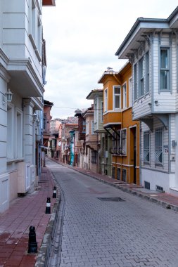 KADIRGA, İSTANBUL, TURKEY - 26 ARALIK 2020: Kadrga Bölgesindeki Tarihi Evler