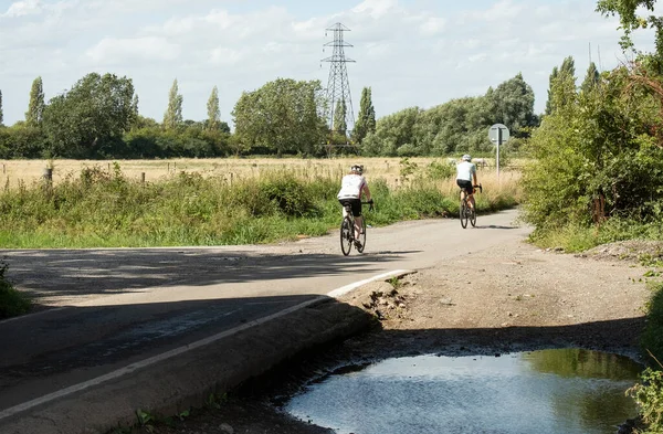 Dois Ciclistas Uma Pista Campo Verão — Fotografia de Stock