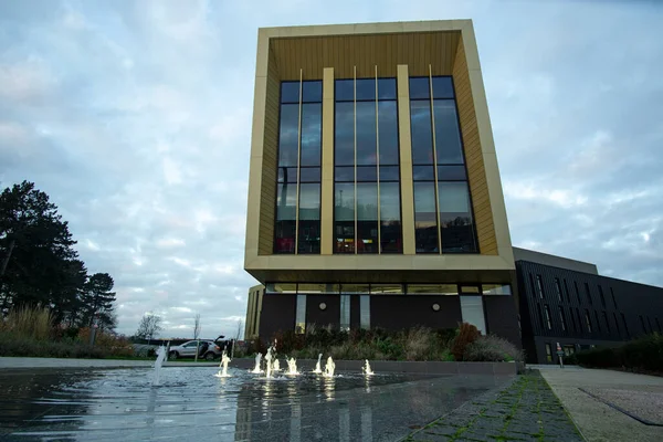 Edificio Universitario Moderno Fuente Agua — Foto de Stock