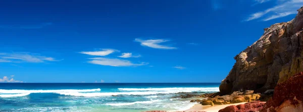 Ondas Quebrando Uma Praia Tropical Rochosa — Fotografia de Stock