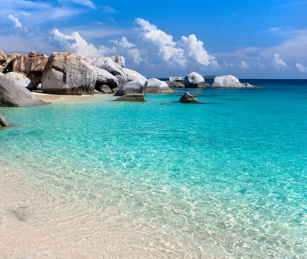 Idyllisk Strand Med Varmt Klart Vatten — Stockfoto