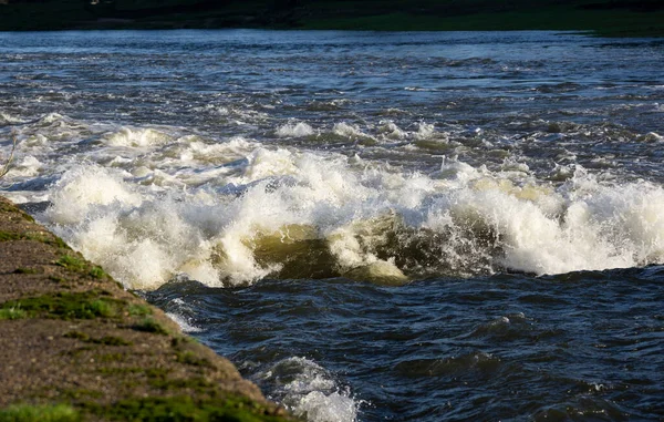 Épuisement Eau Sur Barrage Fluvial — Photo