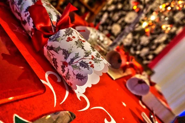 テーブルの上のクリスマスクラッカー — ストック写真