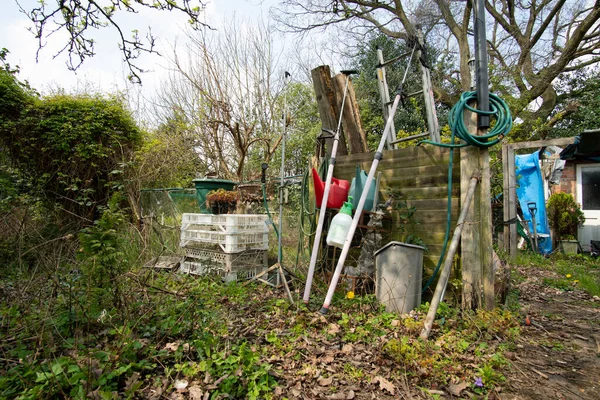 Oude Gereedschappen Een Rommelige Tuin — Stockfoto