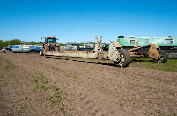 Trekker Gekoppeld Aan Een Lange Boottrailer — Stockfoto