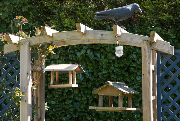 Mesas Alimentação Pássaros Penduradas Uma Pérgula Jardim — Fotografia de Stock