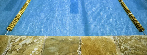 Yüzme Havuzuna Bakıyorum — Stok fotoğraf