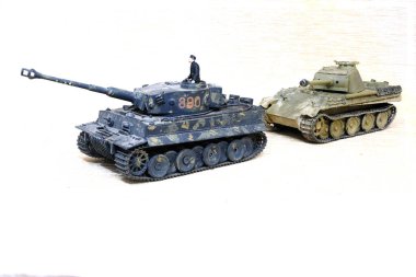 Bir 2. Dünya Savaşı modeli Alman Kaplanı ve Panter tankı