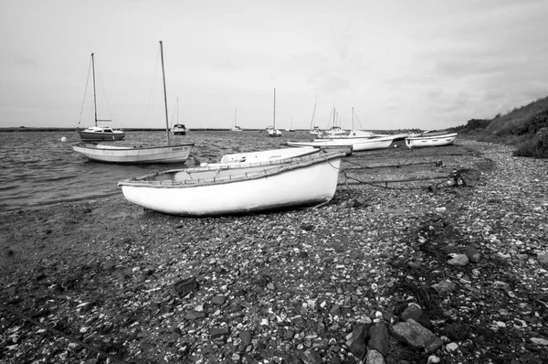 Pequenos Barcos Parados Uma Praia — Fotografia de Stock