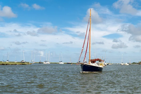 Sail Boat Heading Out Sea — Stock Photo, Image