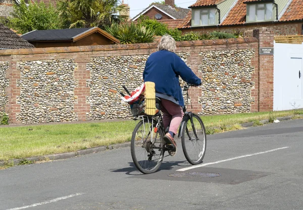 Middle Aged Woman Riding Bicycle — Stock Photo, Image