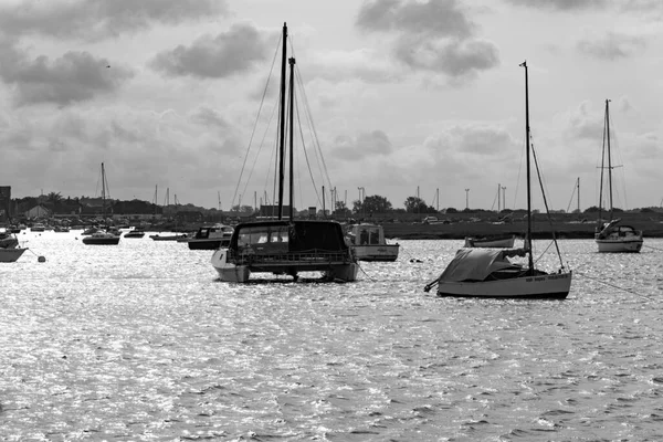 Boats Moored Tidal Inlet — Stock Photo, Image