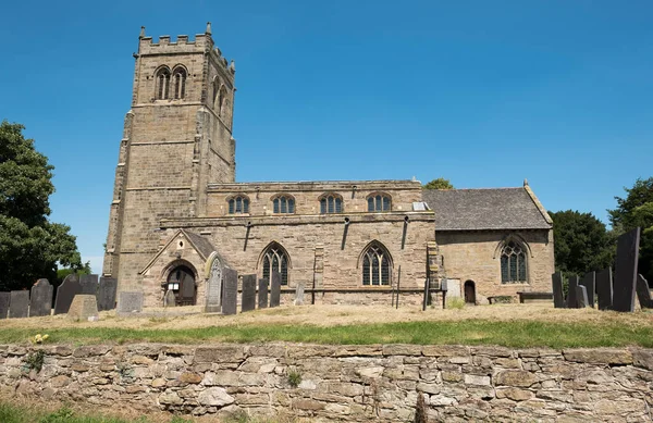 Typische Dorpskerk Een Zonnige Dag — Stockfoto