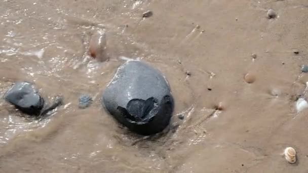 Gelombang Mencuci Atas Pantai Dalam Gerakan Lambat — Stok Video