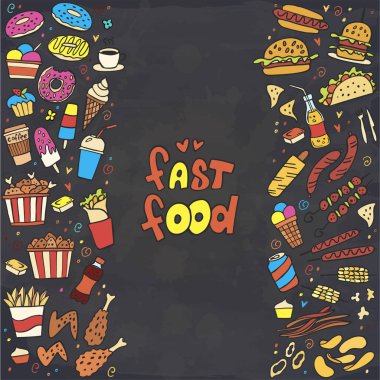 Karatahtaya renkli fast food karalamalarının çerçevesi. Vektör. Hamburger, aperatif, hamburger, patates, sosisli, taco, kahve, sandviç, dondurma, çörek. Menü tasarımı için mükemmel.
