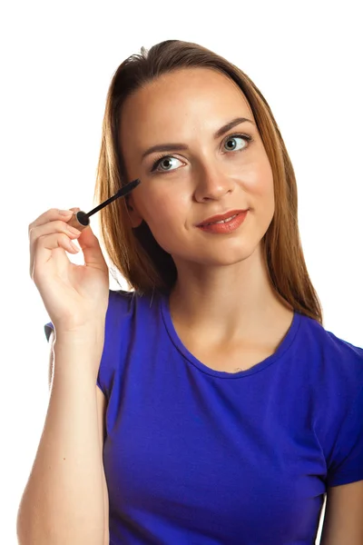 Mujer joven poniendo maquillaje rímel — Foto de Stock