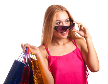 Heyecandan yana bakan mutlu genç bir kadın.