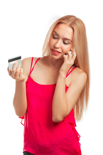Młoda kobieta robi zakupy online trzymając karty kredytowej — Zdjęcie stockowe