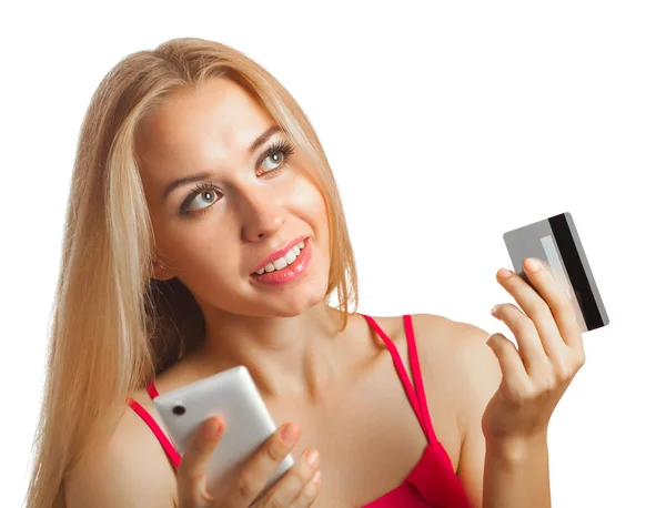 Ung kvinna gör online shopping medan du håller ett kreditkort är — Stockfoto
