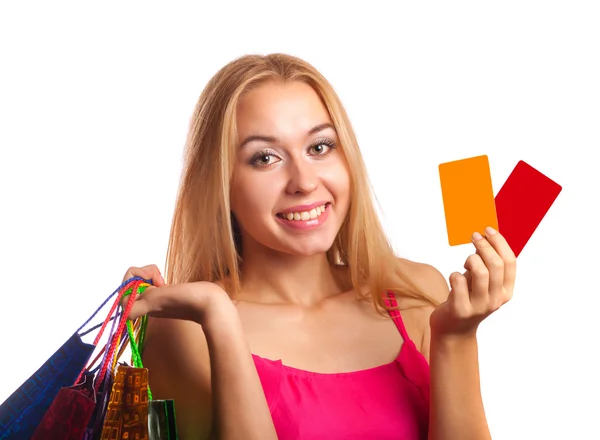 Mujer joven sosteniendo tarjetas de regalo y bolsas de compras — Foto de Stock