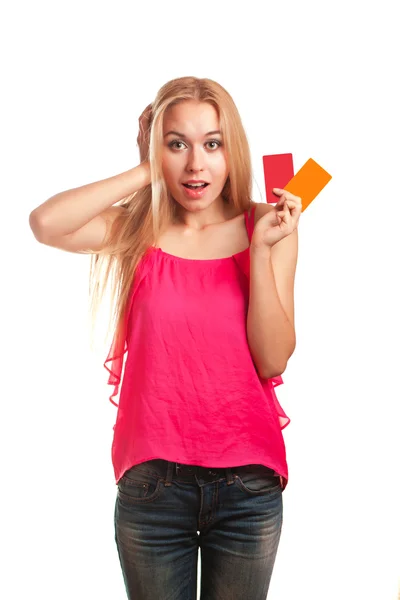  hediye kartları tutan genç kadın