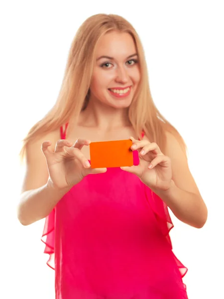 Молода жінка тримає подарункові картки — стокове фото