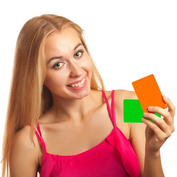 Młoda kobieta trzyma karty podarunkowe — Zdjęcie stockowe