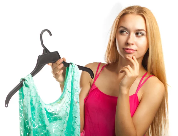 Kobieta trzyma bluzka i wątpliwości kupić czy nie — Zdjęcie stockowe