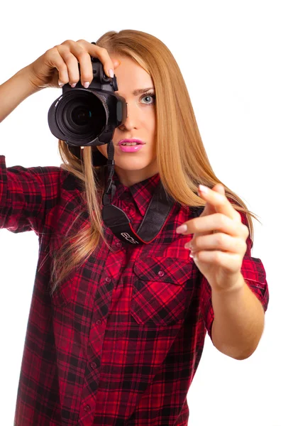 Glamour vrouw-fotograaf neemt beelden - geïsoleerd op wit — Stockfoto