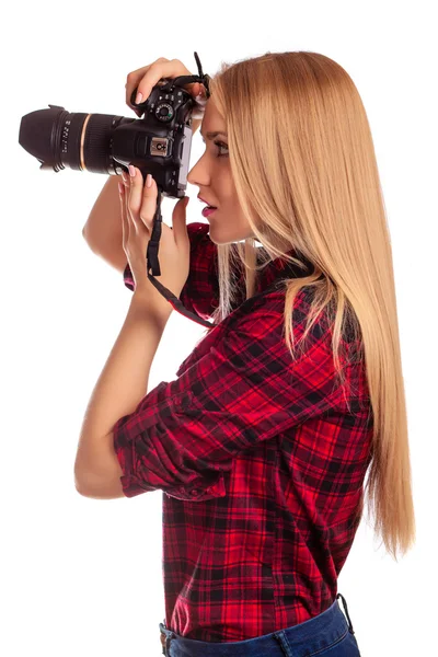 Glamour vrouw-fotograaf neemt beelden - geïsoleerd op wit — Stockfoto