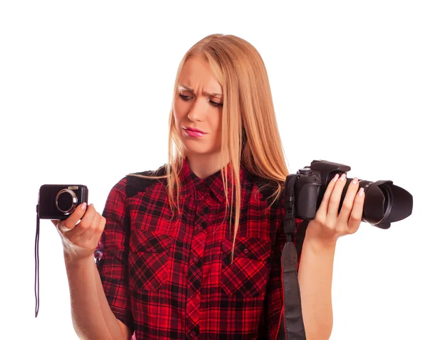 Fotógrafo feminino escolhendo entre duas câmeras - isolado em w — Fotografia de Stock