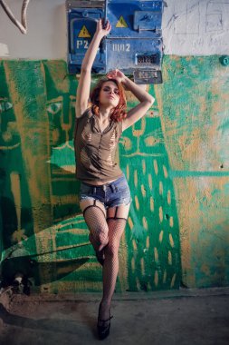 Seksi kadın sığınağında geçiş kesici