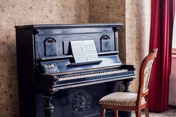 antika piyano