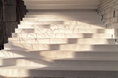 Beyaz iç merdivenlerde